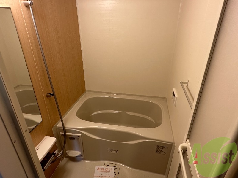 バス・シャワールーム　浴室はゆったりと浸かれるサイズ感になっています。