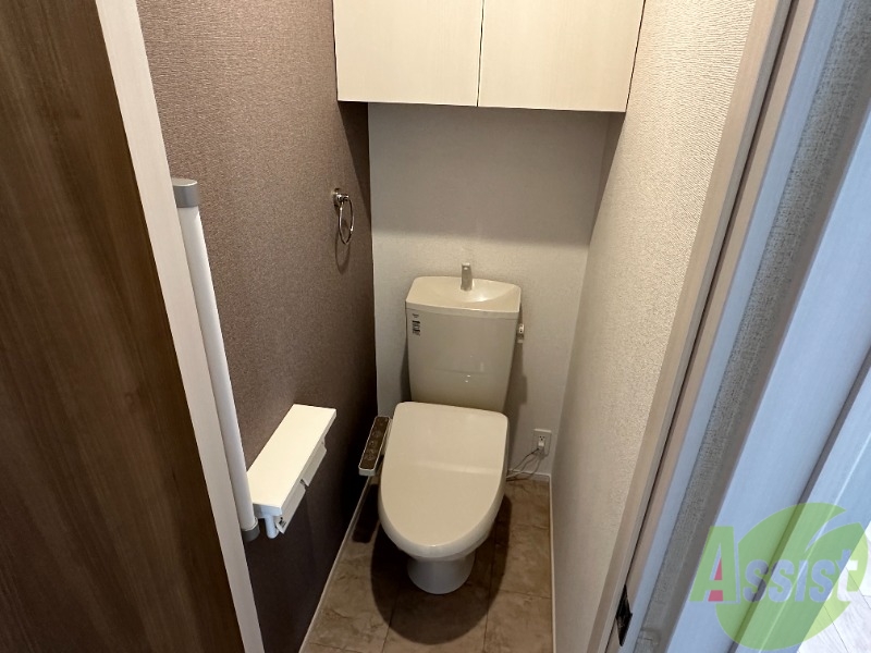 トイレ　温水洗浄便座なので快適に使用できそうですね。