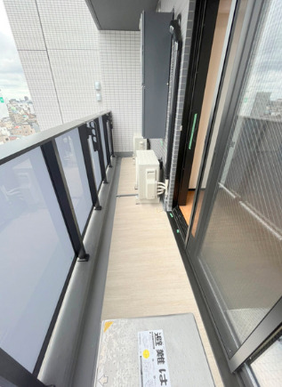 バルコニー　暖かな日差しのふりそそぐバルコニー