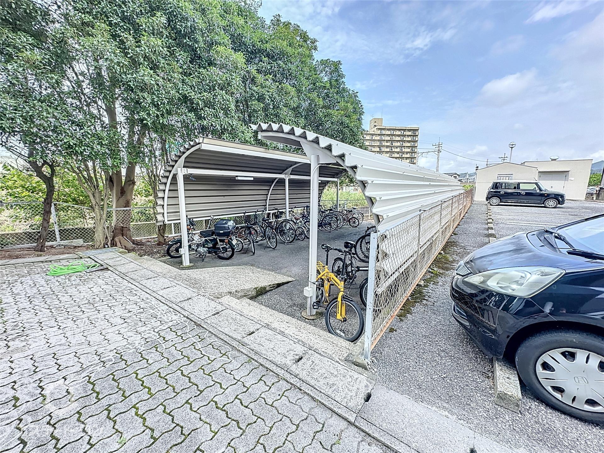 その他共有部分　屋根付きの駐輪場あり！