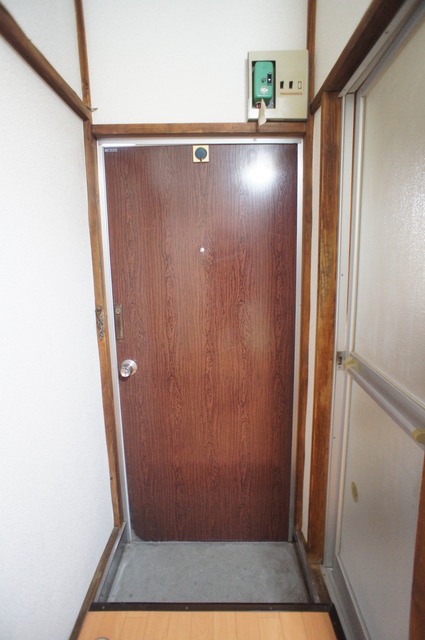 玄関　上品に仕上がった明るい室内空間です！