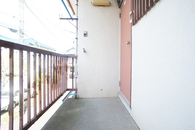 バルコニー　洗濯機置場が室外にあるのでお部屋を広々お使いいただけます。