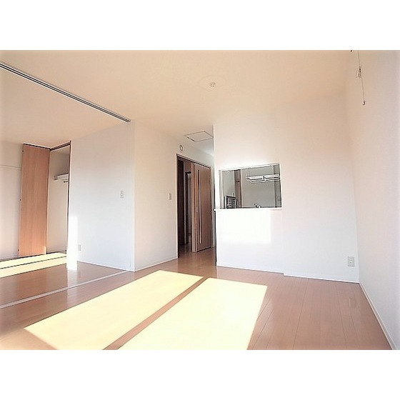 居室・リビング　※写真は同型反転タイプのお部屋です。現況優先となります。