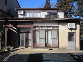 建物外観　室外機下の扉は外部収納