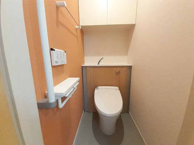 トイレ　落ち着いた色調のトイレです