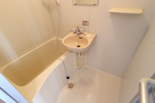 バス・シャワールーム　浴室、洗面台。
