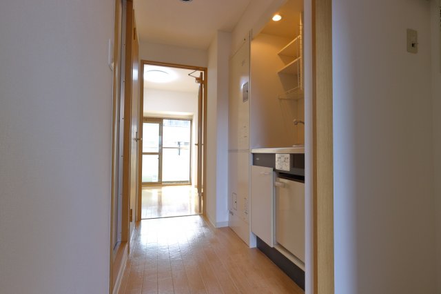 その他　洗濯機置場、キッチンと続きます。