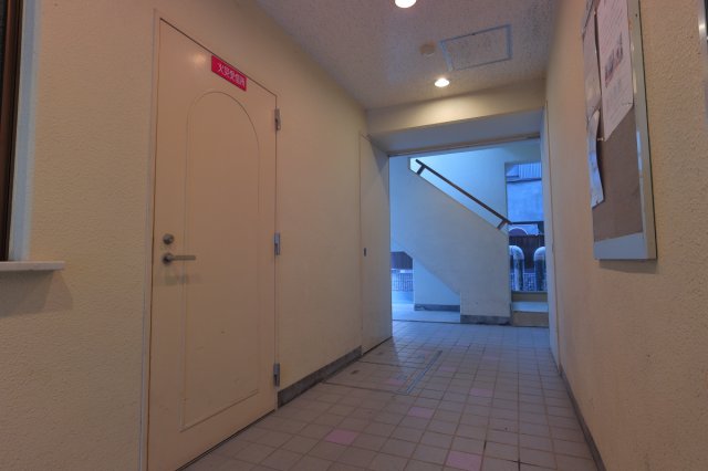 エントランス　廊下、掲示板