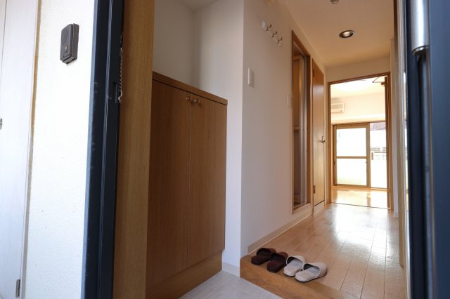 玄関　一人暮らしにちょうど良いサイズの靴箱。