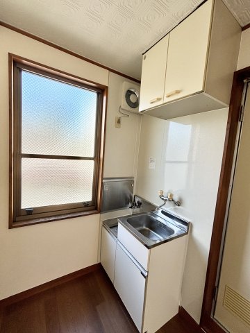 キッチン　キッチン横に窓があり、換気し易い環境です！