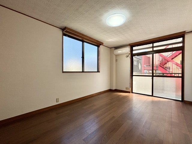 居室・リビング　角部屋　２面採光で明るい室内
