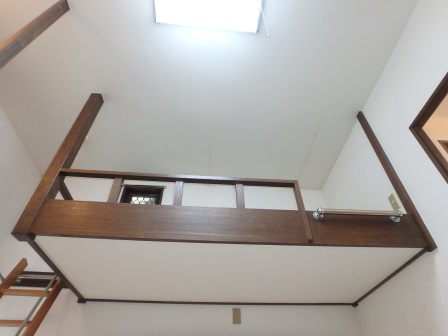 居室・リビング　下からロフトを見た写真です。