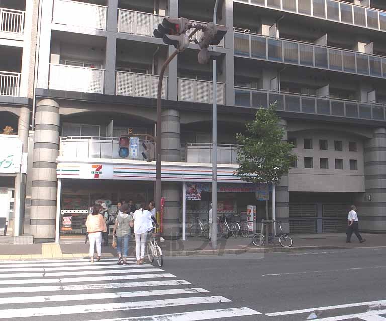 コンビニ　セブンイレブン京都烏丸高辻店（コンビニ）まで298m