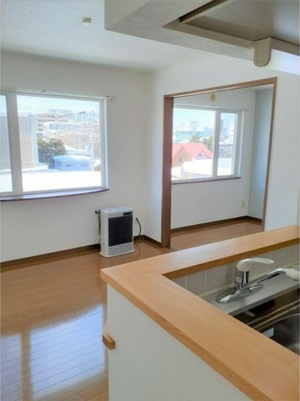 居室・リビング　内装中につき同タイプ別号室の画像です。