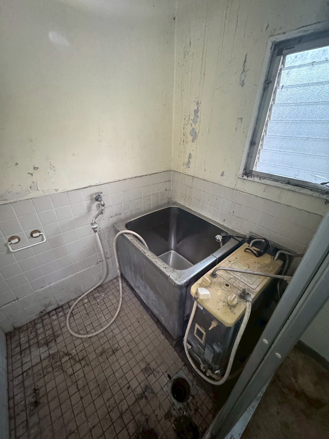 バス・シャワールーム　バランス窯から追い焚き給湯へ交換します！浴槽もチェンジ。