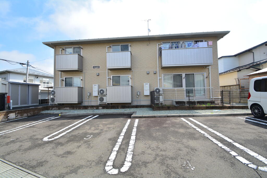 建物外観　駐車場と外観