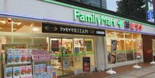 ドラックストア　ファミリーマート＋薬ヒグチ淡路町店（ドラッグストア）まで136m