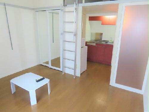 居室・リビング　家具家電が備え付けのお部屋です