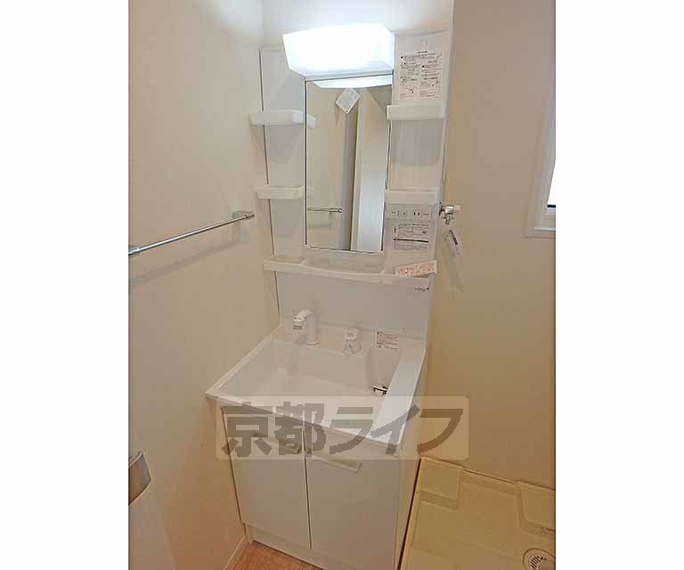 洗面設備　綺麗な独立洗面台です。