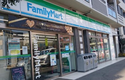 コンビニ　ファミリーマート 市谷柳町店（コンビニ）まで496m