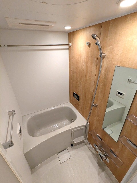 バス・シャワールーム　追焚オートバス、浴室TV、浴室換気乾燥機