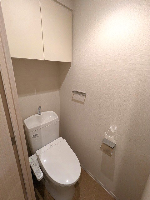 トイレ　洗面室とは独立した温水洗浄便座トイレです