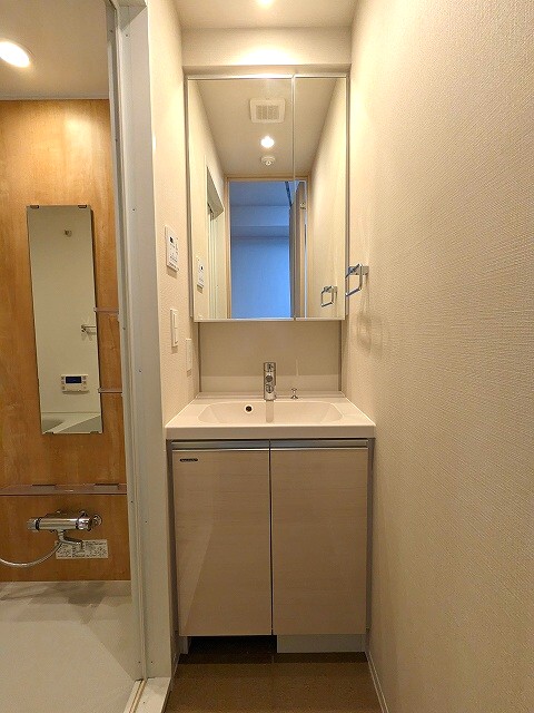 洗面設備　トイレと独立した洗面室です。ハンドシャワー付き2面鏡付き洗面
