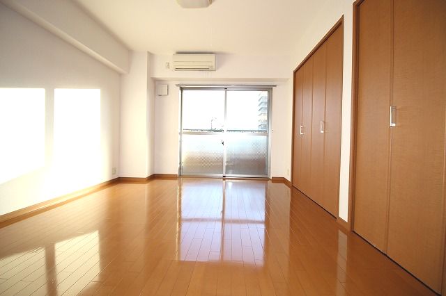 居室・リビング　広々とした洋室です ※反転の場合がございます。