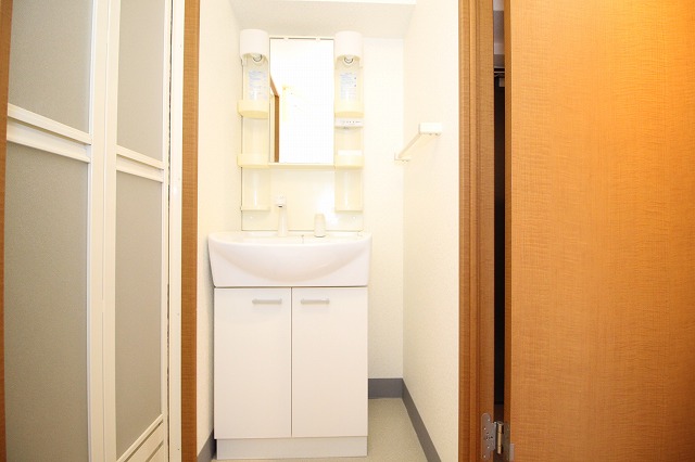 洗面設備　独立洗面台あり、毎朝おしゃれに忙しい女性の方におすすめです