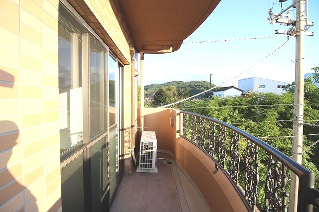 バルコニー　外からの目が気にならないバルコニーで洗濯物が干せます ※反転