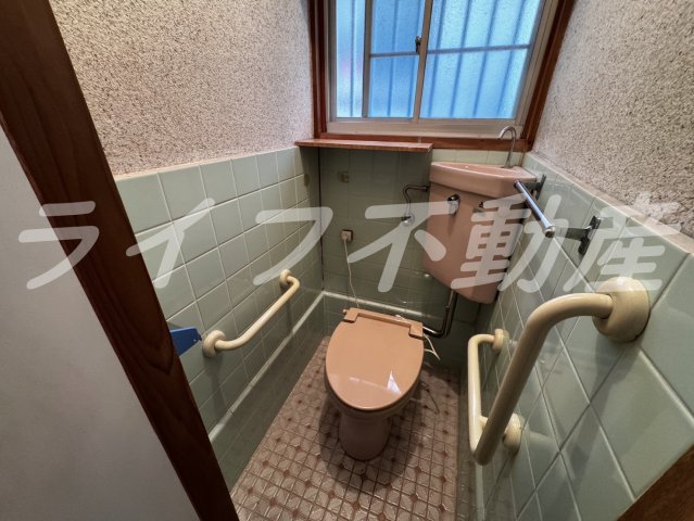 トイレ　落ち着いた色調のトイレです