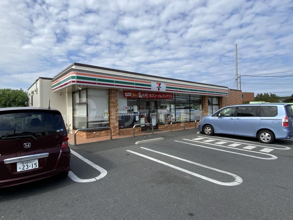 コンビニ　セブンイレブン三郷公園前店（コンビニ）まで590m