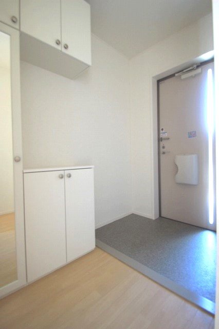 玄関　同物件別号室です