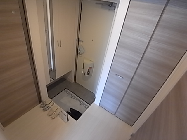 玄関　写真は同メーカー類似物件のものです。