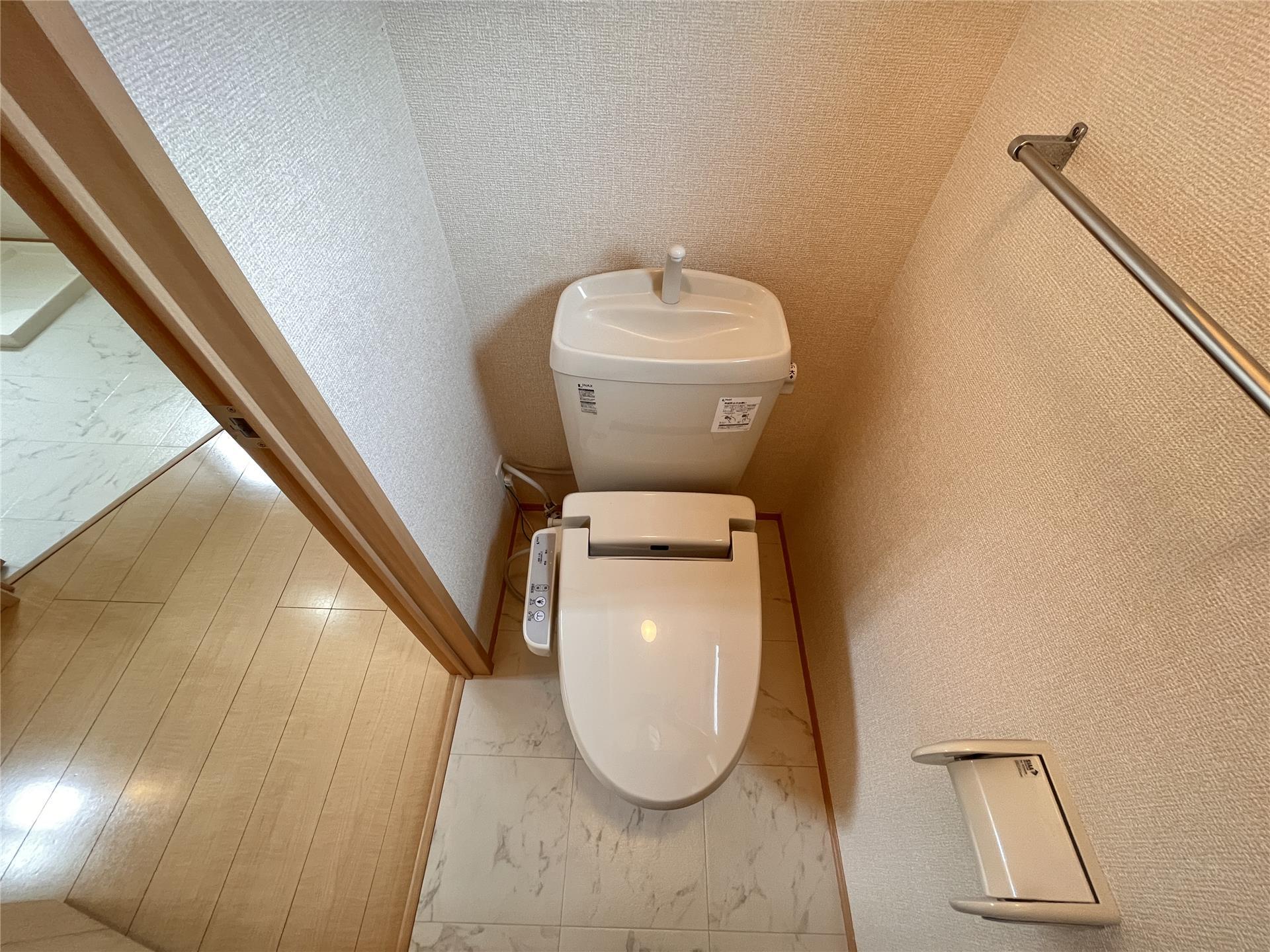 トイレ　温水洗浄暖房便座付トイレ