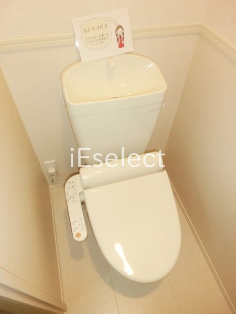 トイレ　温水洗浄便座付きのトイレ。