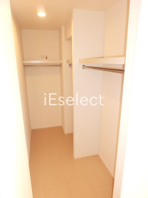 収納　広々としたウォークインクローゼットです。