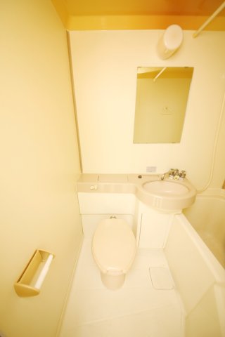 トイレ　別部屋同間取りのお写真となります。参考にご覧くださいませ。