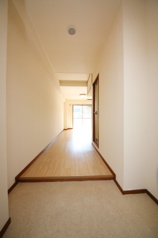 玄関　別部屋同間取りのお写真となります。参考にご覧くださいませ。