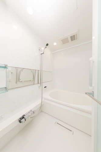 バス・シャワールーム　追い炊き付き給湯器を採用