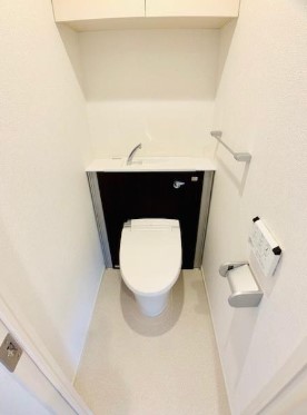 トイレ　落ち着いた色調のトイレです
