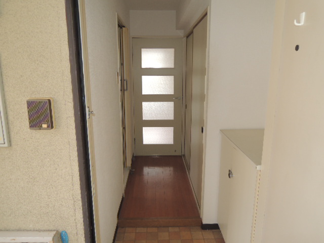 玄関　この写真は同マンションの他のお部屋のものです
