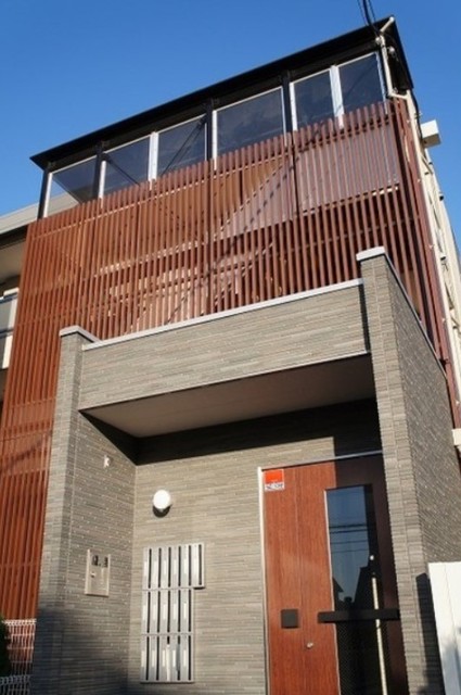 建物外観　３階建ての賃貸マンション