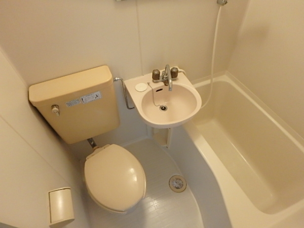 バス・シャワールーム　お風呂とトイレが一体型なので浴槽との隙間がなくお掃除しやくな