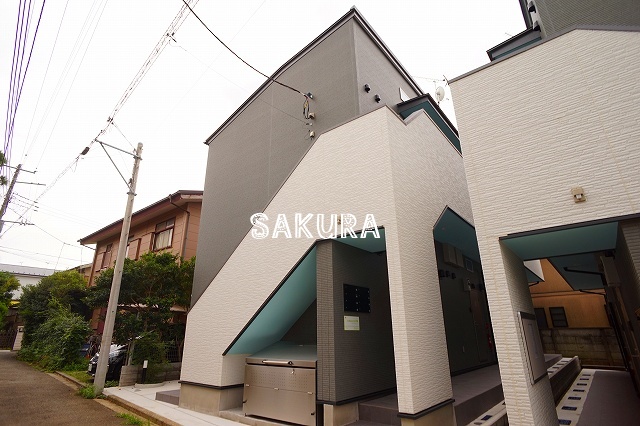 エントランス　重厚感のある建物デザイン♪