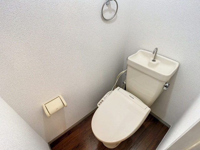 トイレ　掲載写真は同型モデルを掲載しており実際のお部屋と仕様等が異な