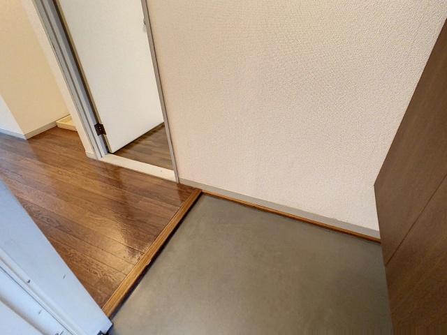 玄関　掲載写真は同型モデルを掲載しており実際のお部屋と仕様等が異な