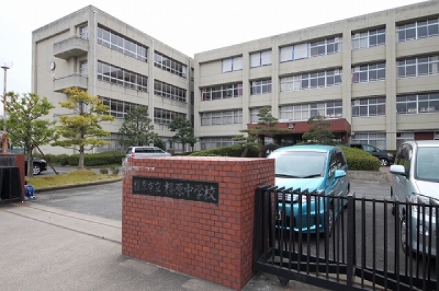 中学校　橿原市立橿原中学校（中学校）まで882m
