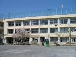 小学校　大田区立道塚小学校（小学校）まで255m