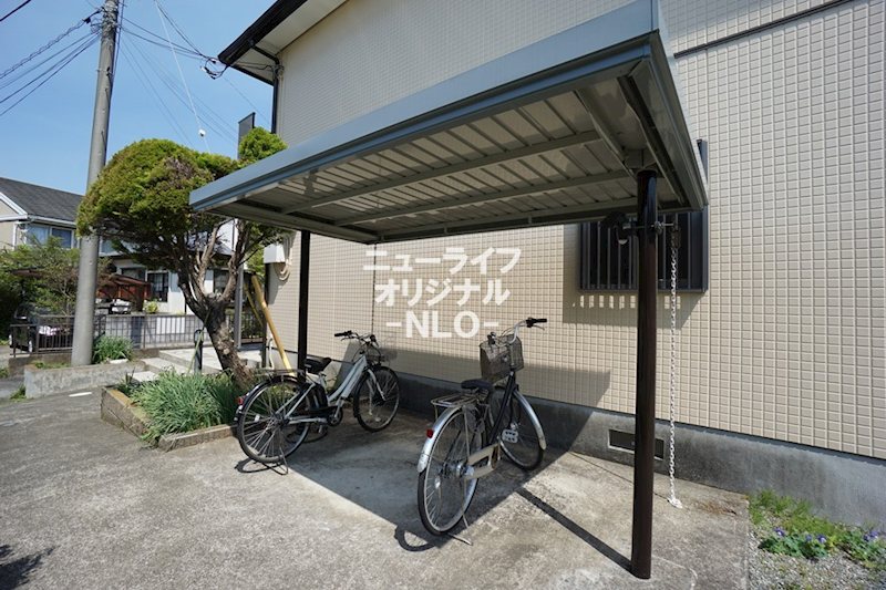 駐車場　屋根付き駐輪場